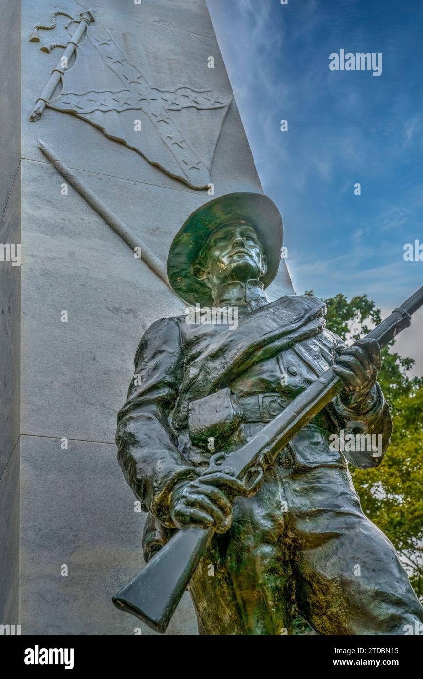 Statue de soldat et drapeau de pierre sur le Mémorial confédéré au champ de bataille national de fort Donelson à Dover, Tennessee. Banque D'Images