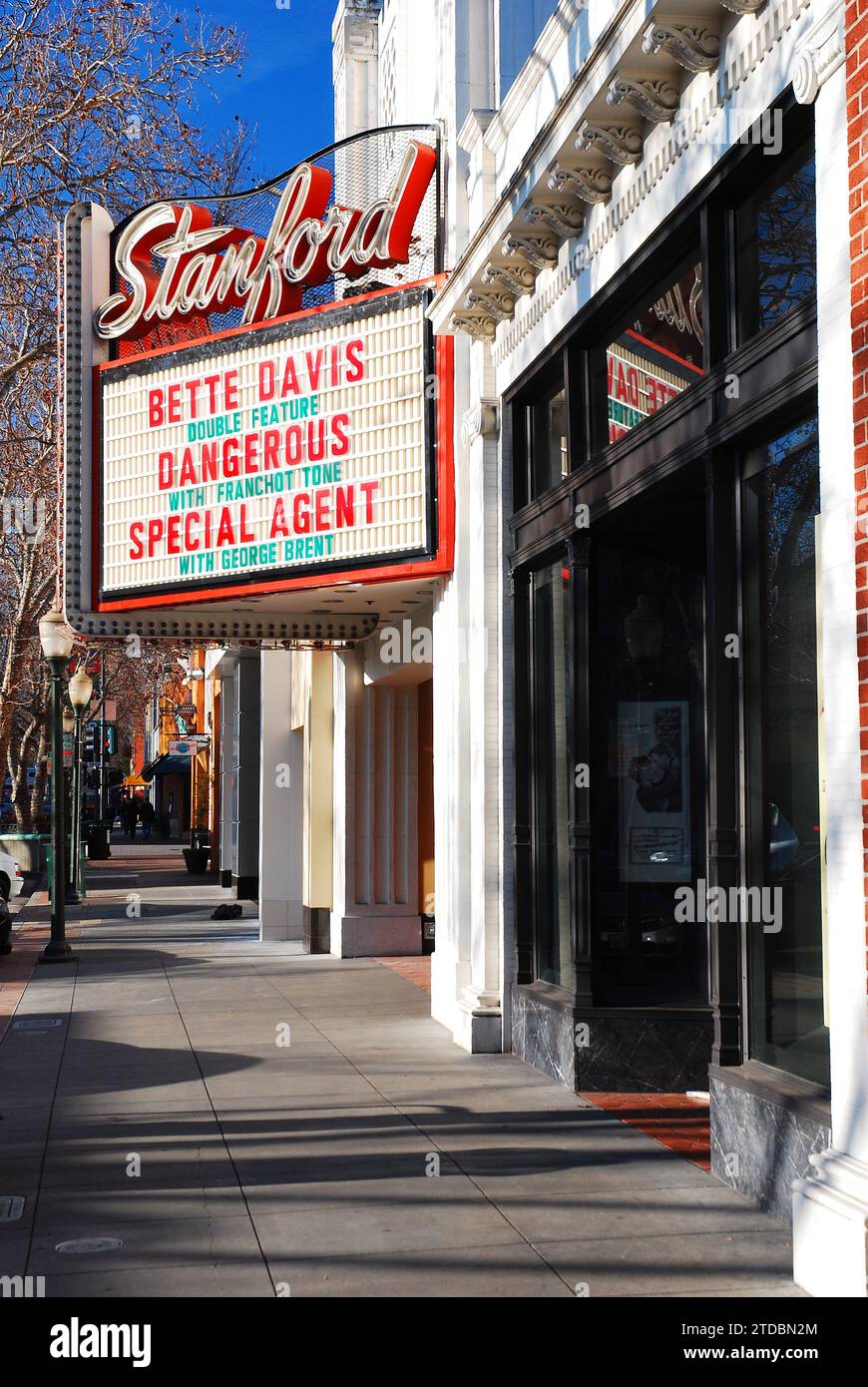 Un cinéma dans le centre-ville de Palo Alto présente des films hollywoodiens classiques sur leur chapiteau Banque D'Images