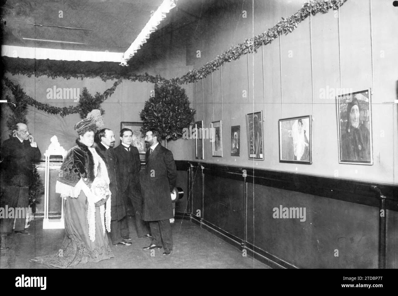 03/21/1906. Madrid. L’exposition des têtes féminines organisée par le cercle des Beaux-Arts. La Présidente honoraire, Mme Marquesa de Esquilache, visite la salle avec MM. Lezcano, Villodas et Menéndez Pidal. Crédit : Album / Archivo ABC Banque D'Images