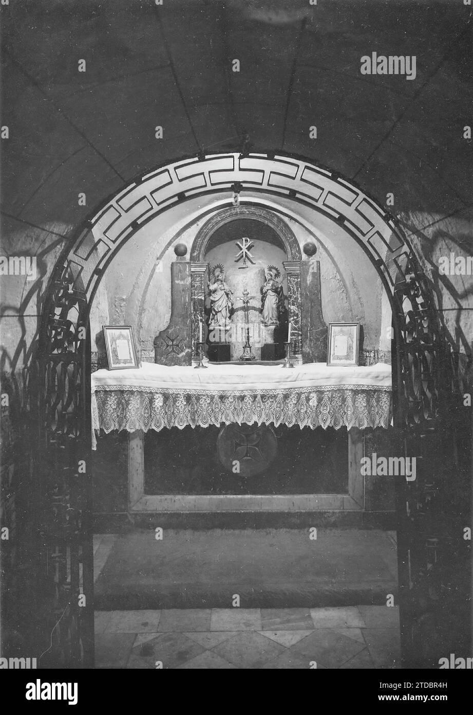 12/31/1939. Autel de la crypte dans l'église de la Trinité, prison des Saints Justa et Rufina. Entre les images des deux, vous pouvez voir l'extrémité supérieure de la colonne à laquelle ils ont été enchaînés (date approximative). Crédit : Album / Archivo ABC / Serrano Banque D'Images