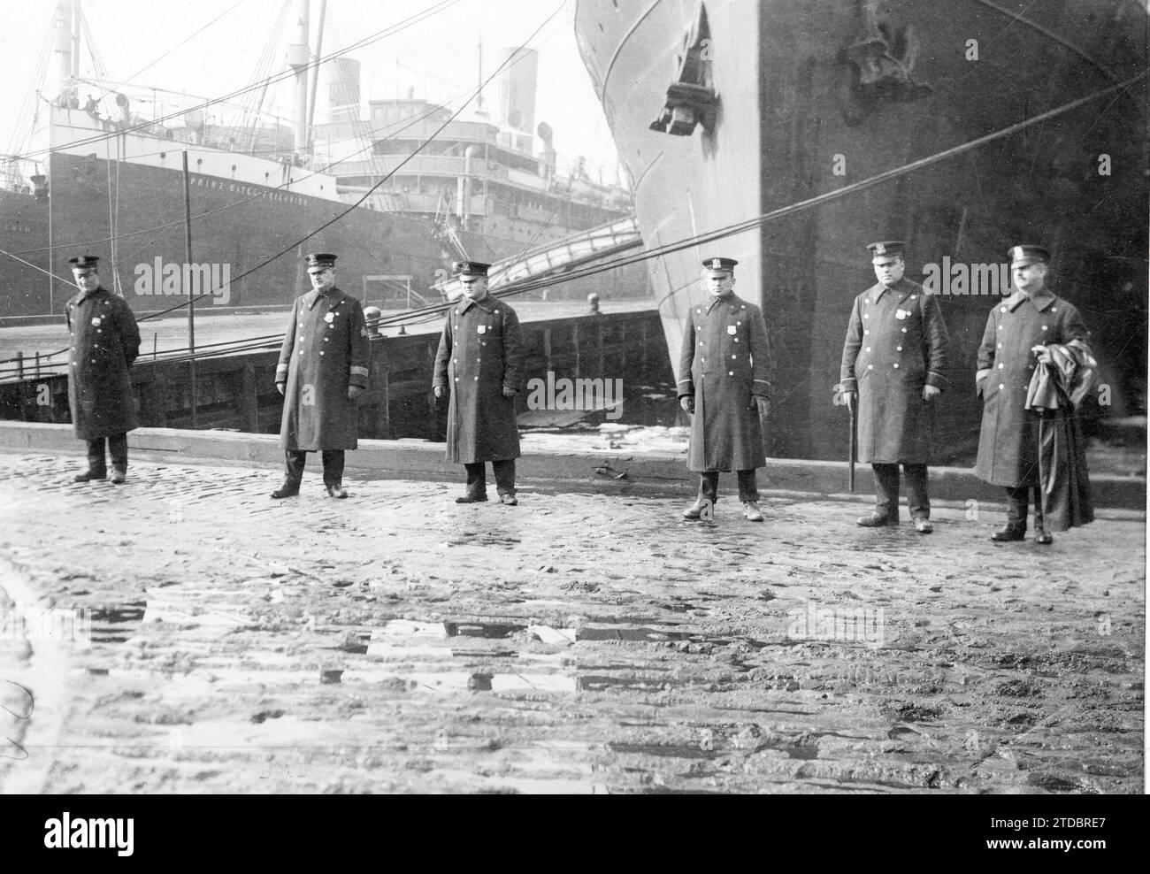 03/31/1917. Navires allemands aux États-Unis. Cordon de police gardant les doublures transatlantiques 'Prince Eitel Friedrich' et 'Konig Wilhelm II', à New York. Crédit : Album / Archivo ABC / Underwood & Underwood Banque D'Images