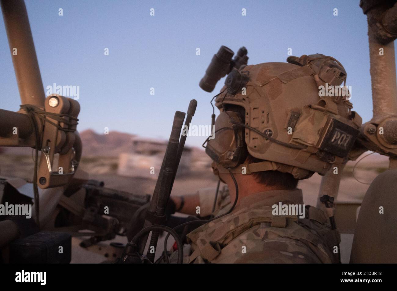 Un béret vert de l'armée américaine affecté au 7th Special Forces Group monte dans un véhicule à moteur pendant le cours d'instructeur d'armes (WIC) de l'Armée de l'Air (AFSPECWAR) au Nevada Test and Training Range, Nevada, le 4 octobre 2023. WIC a lieu deux fois par an où les spécialistes TACP de AFSPECWAR postulent pour devenir des instructeurs de niveau expert. (Photo de l'US Air Force par Airman 1st Class Timothy Perish) Banque D'Images