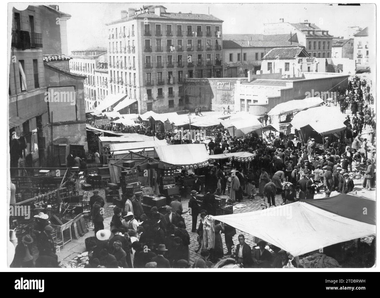 Madrid, 1905 (CA.). Ambiance à El Rastro dans une image du début du 20e siècle. Crédit : Album / Archivo ABC Banque D'Images