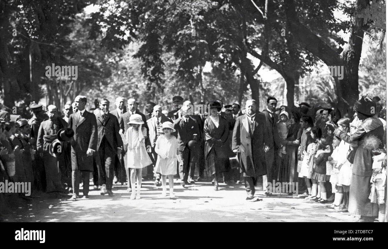 05/03/1919. Séville. Festival des écoles municipales. SS.AA.RR. Les Infantas Doña Beatriz (1) et Doña Cristina (2), avec les autorités, marchant parmi les rangs des enfants, pendant les festivités célébrées sur l'avenue Catalina de Rivera. Crédit : Album / Archivo ABC / Juan Barrera Banque D'Images