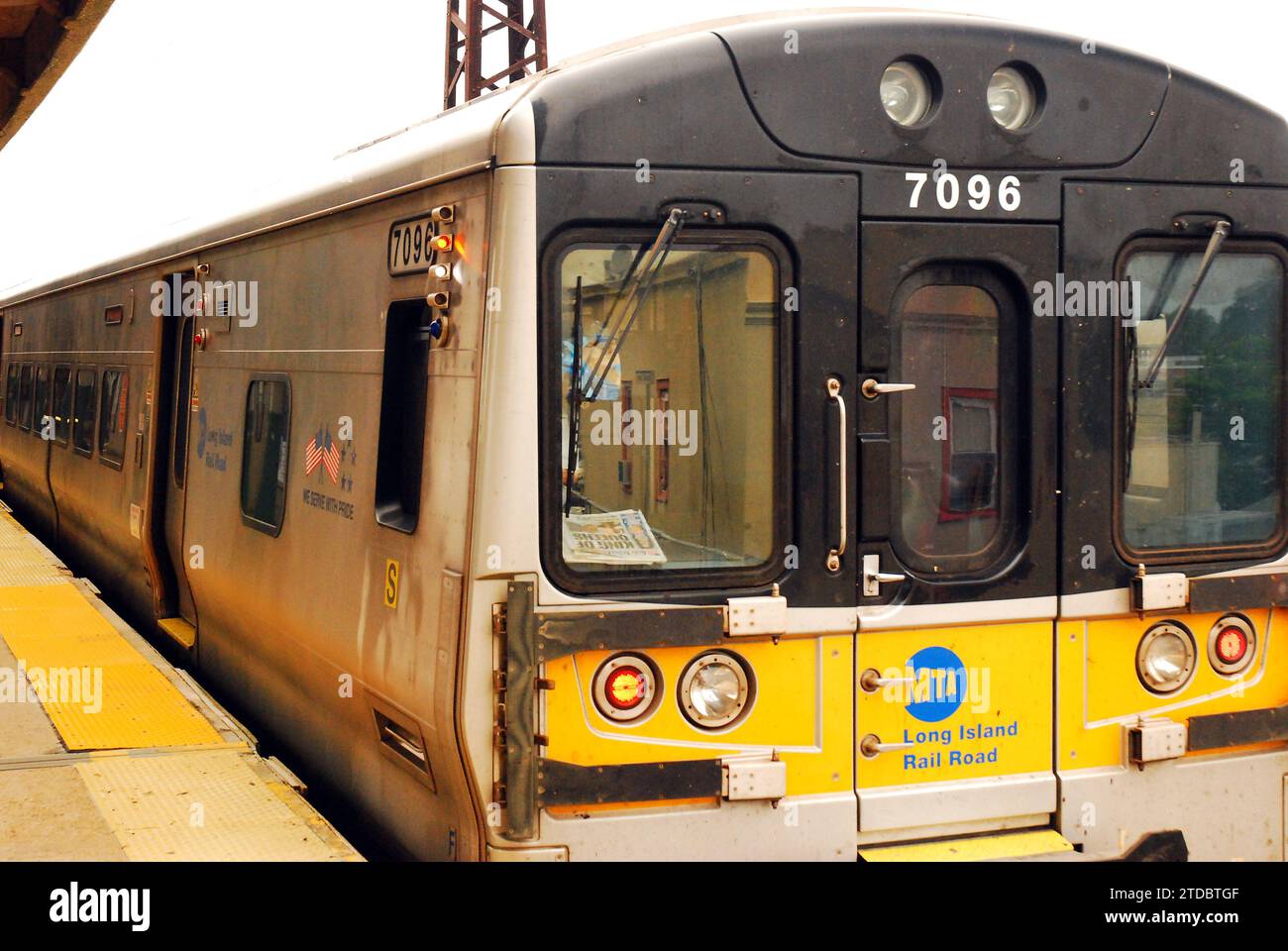 Un train de long Island Railroad se prépare à quitter la gare après avoir fermé ses portes, emmenant les navetteurs vers et depuis leur travail Banque D'Images