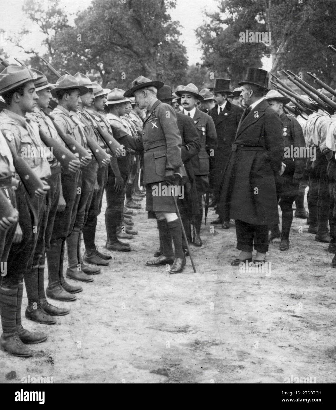 11/03/1918. Dans le camp des explorateurs, à El Pardo. Le général anglais Sir Baden Powell (X) examine la section de formation militaire des 'Boy-Scouts' de Madrid. Crédit : Album / Archivo ABC / Ramón Alba Banque D'Images