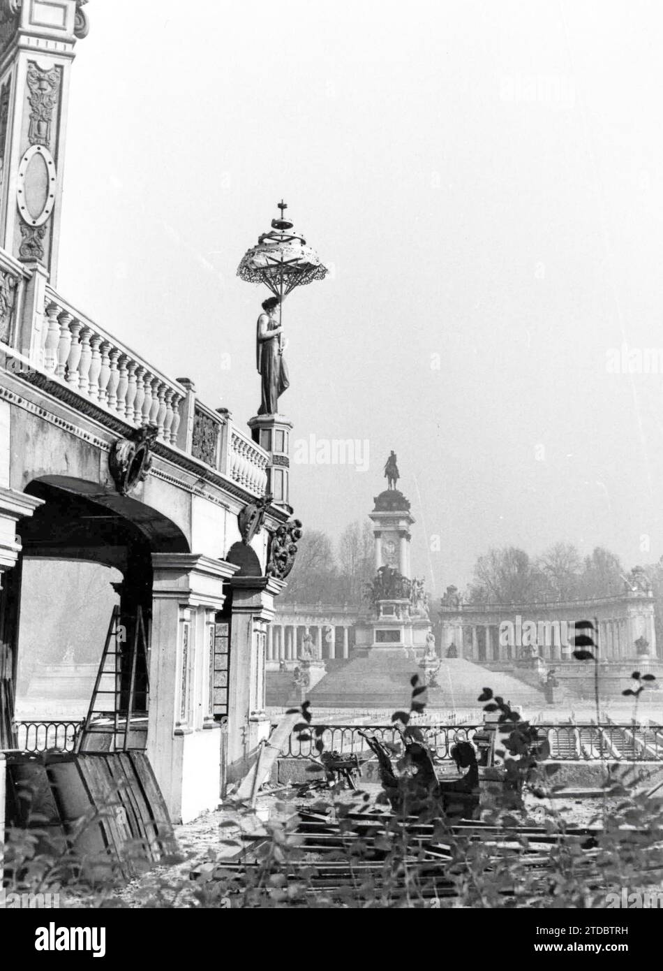 Madrid, novembre 1963. Dans l'étang du parc El Retiro, des palais ont émergé avec l'architecture somptueuse très populaire dans la première période d'après-guerre, années au cours desquelles le film «le monde fabuleux du cirque» a été développé, produit par Samuel Bronston et tourné dans le parc, entre autres endroits. Crédit : Album / Archivo ABC / Teodoro Naranjo Domínguez Banque D'Images