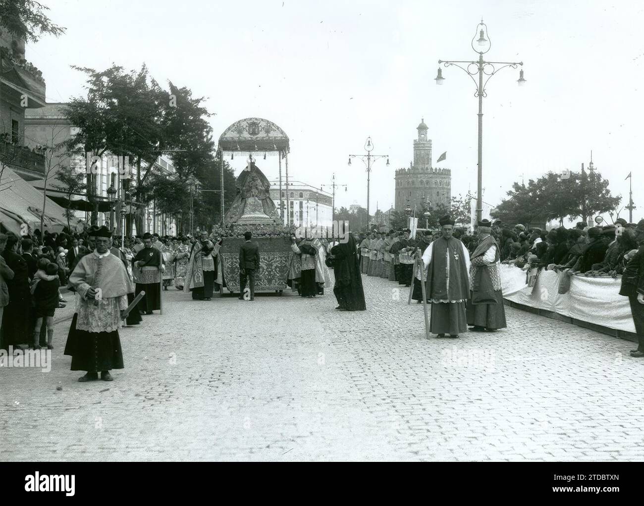 Marian Congress (1929) . Congrès marial (1929).- en mai 1929, un congrès marial a eu lieu à Séville. Pour cette raison, l'image de la Vierge des Rois, patronne de la ville et de l'Archidiocèse, et la grande dévotion de son Saint Conquérant, le roi Ferdinand III, est ressortie dans une procession extraordinaire le long du Paseo de Colón. Les cardinaux, archevêques et évêques espagnols, portugais et américains présents y ont participé. Le nonce de sa Sainteté était également présent. La Vierge des Rois créa un manteau brodé par les Petites Sœurs de la Croix, offert par la duchesse d'Osuna. Crédit : al Banque D'Images