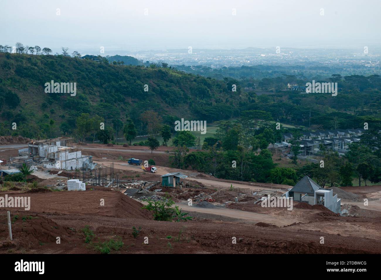 chantiers de construction sur les pentes de montagne, préparation de terrains pour les zones résidentielles Banque D'Images