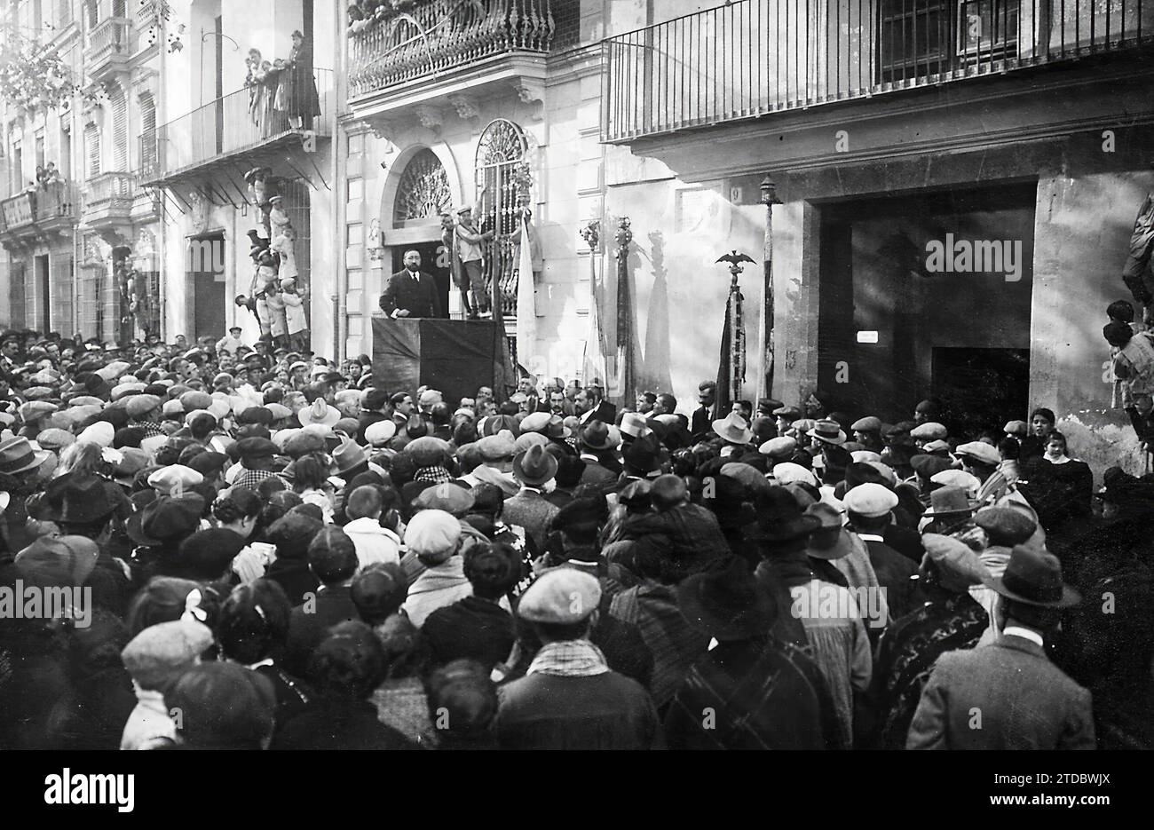 12/31/1915. Hommage à un illustre historien. Le président de 'lo Rat Penat', prononçant un discours à la découverte de la pierre tombale commémorative de l'historien Antonio Chabet, placé dans la maison où il est né, à Sagunto. Crédit : Album / Archivo ABC / José María Cabedo Banque D'Images