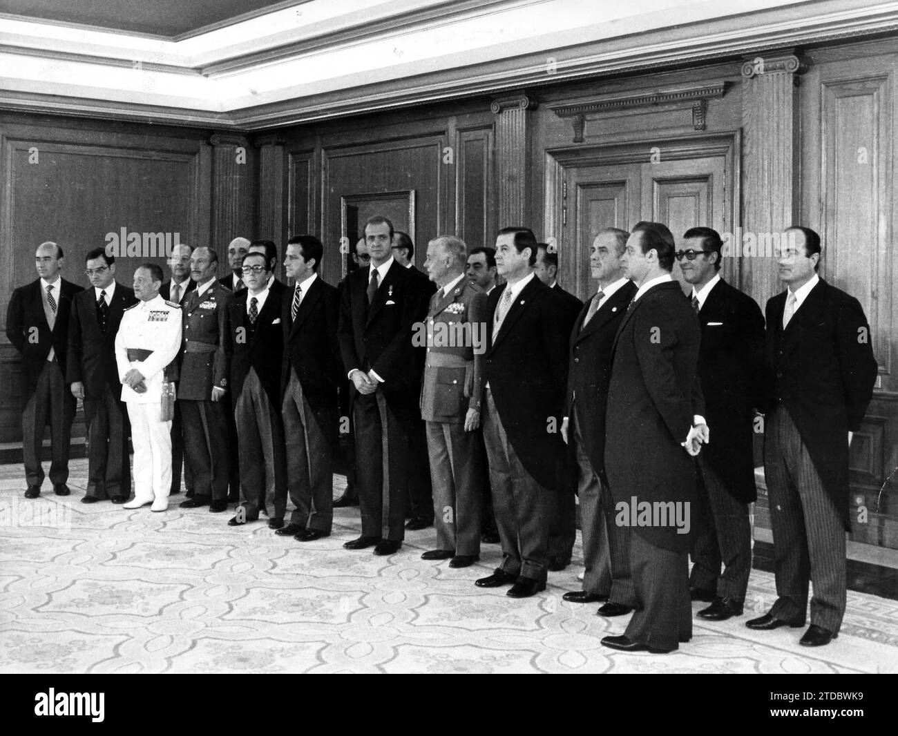 Madrid, 7/8/1976. Assermentation du nouveau gouvernement. Sous la présidence de S. M. le Roi Juan Carlos I, la cérémonie d ' assermentation du nouveau Gouvernement formé par le Président Adolfo Suárez s ' est tenue au Palais Zarzuela. Sur la photo, le roi avec le gouvernement complet peu après la prestation de serment. Crédit : Album / Archivo ABC Banque D'Images