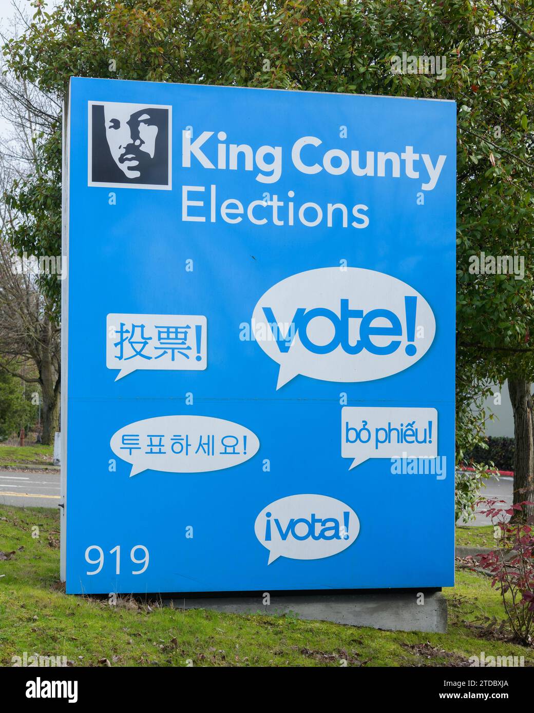 Renton, WA, USA - 12 février 2023 ; gros plan de Sign au bureau des élections du comté de King à Renton en plusieurs langues Banque D'Images