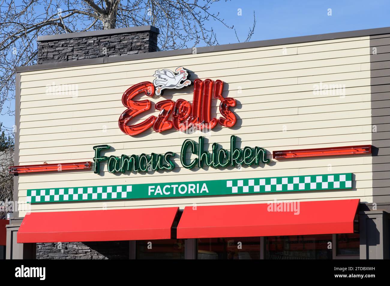 Bellevue, WA, USA - 12 février 2023 ; Ezell's Famous Chicken Sign dans le quartier Factoria de Bellevue Banque D'Images