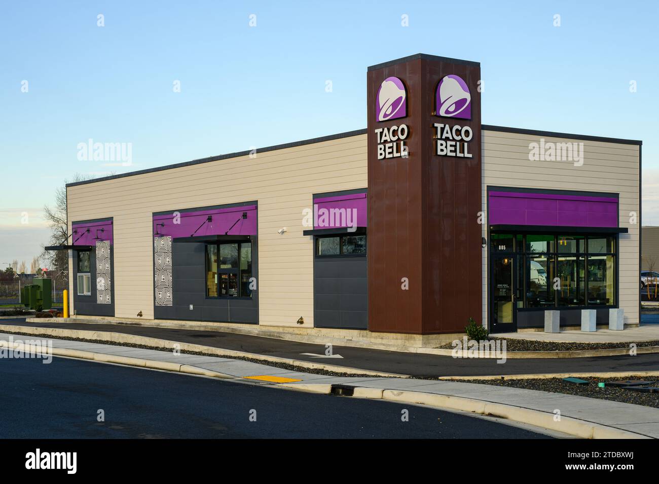 Blaine, WA, États-Unis - 16 décembre 2023 ; restaurant moderne Taco Bell tôt le matin par un ciel clair Banque D'Images