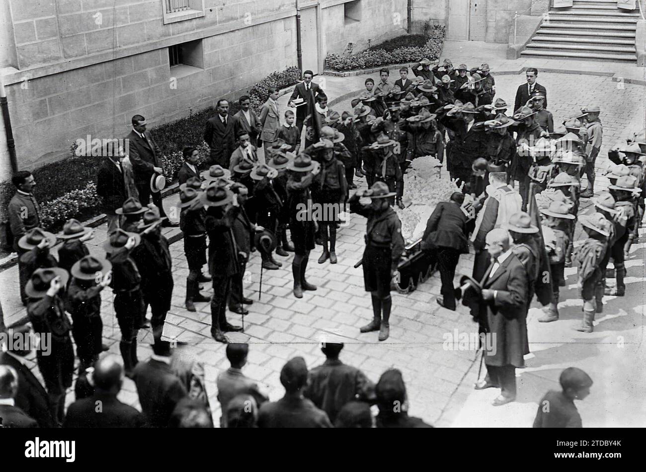 07/31/1917. Enterrement d'un explorateur à Pampelune - de jeunes scouts recueillant à l'hôpital le cadavre d'un de leurs compagnons (Argonz) qui semblait noyé dans la rivière Arga. Crédit : Album / Archivo ABC / Fernando Sinaga Banque D'Images