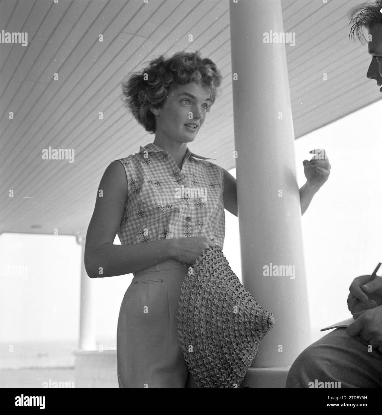 PORT de Hyannis, MA - Juin 1953 : Jacqueline Bouvier est interviewé pour un Magazine LIFE story pendant les vacances à la Kennedy composé en juin 1953 à Hyannis Port, Massachusetts. (Photo de Hy Peskin) Banque D'Images