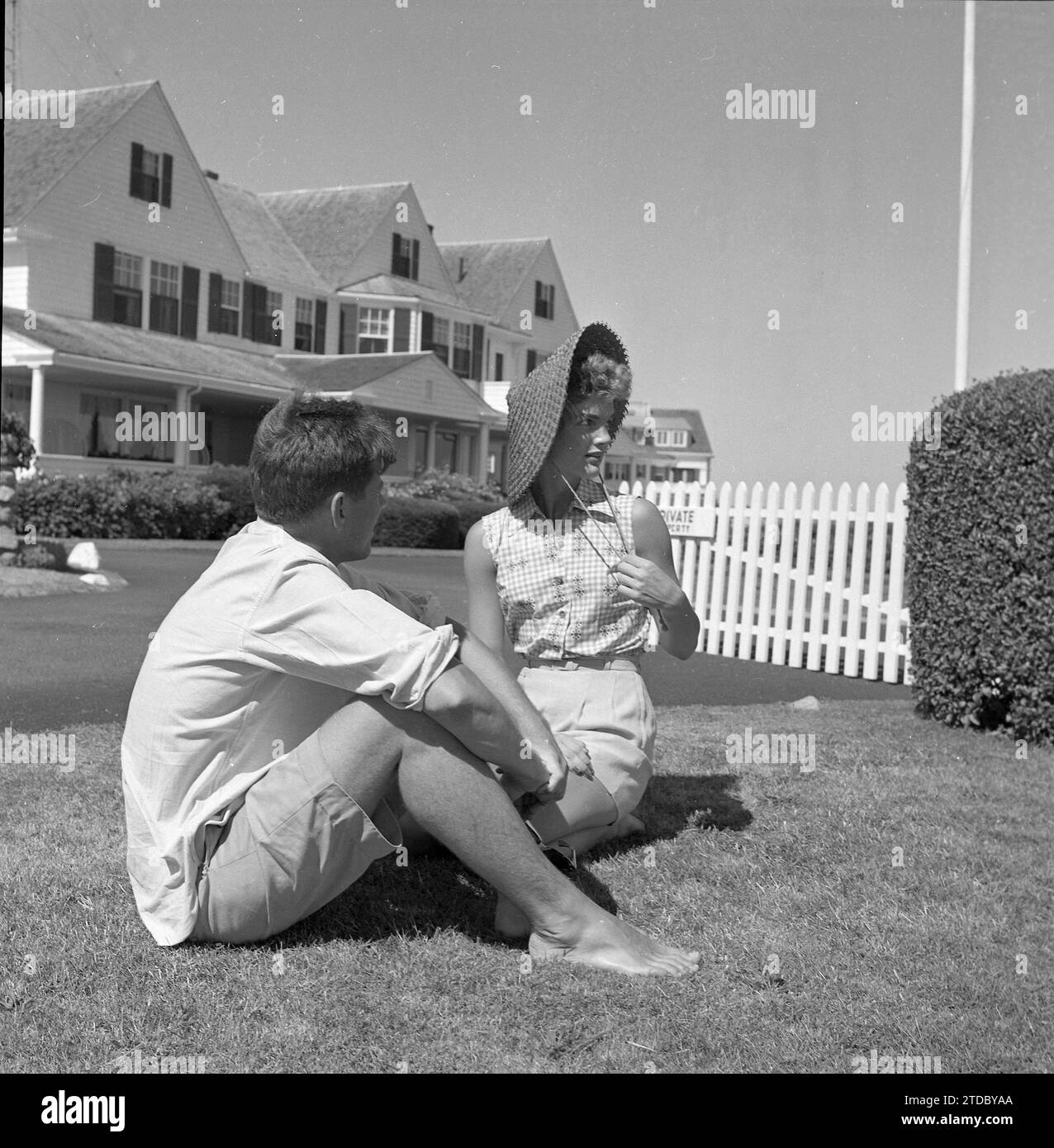 PORT de Hyannis, MA - Juin 1953 : Le sénateur John F. Kennedy et fiancé Jacqueline Bouvier en vacances au Kennedy composé en juin 1953 à Hyannis Port, Massachusetts. (Photo de Hy Peskin) Banque D'Images