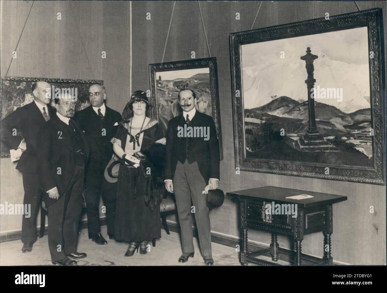 04/30/1923. Madrid. Dans la salle du cercle des Beaux-Arts. Le directeur des Beaux-Arts (1) ouverture de l'exposition des peintures du peintre Carlos Lezcano (2). Crédit : Album / Archivo ABC / José Zegri Banque D'Images