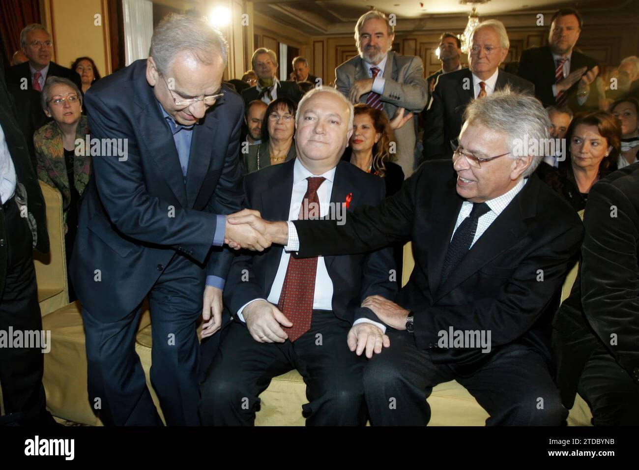 Madrid, 01/12/2007. Felipe González et Alfonso Guerra se saluent lors d’un événement anniversaire du PSOE. Chaves a lu une déclaration suite au meurtre d'un garde civil et d'un autre blessé lors d'une opération contre l'ETA. Photo : Francisco Seco. ARCHDC. Crédit : Album / Archivo ABC / Francisco Seco Banque D'Images