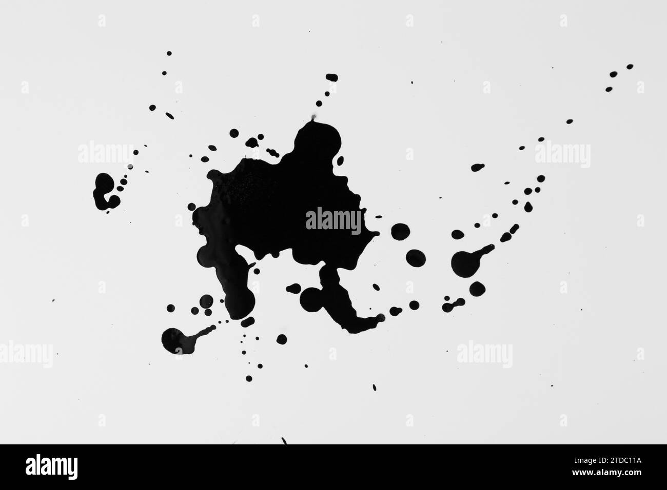 Taches d'encre noire sur fond blanc, vue de dessus Banque D'Images