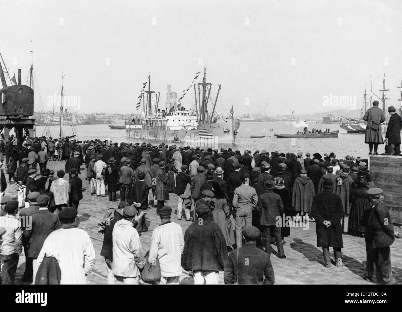 02/28/1917. Dans le port de Bordeaux. La foule s'est rassemblée sur le quai pour assister à l'entrée du navire à vapeur nord-américain Rochester. Crédit : Album / Archivo ABC / M. Branger Banque D'Images