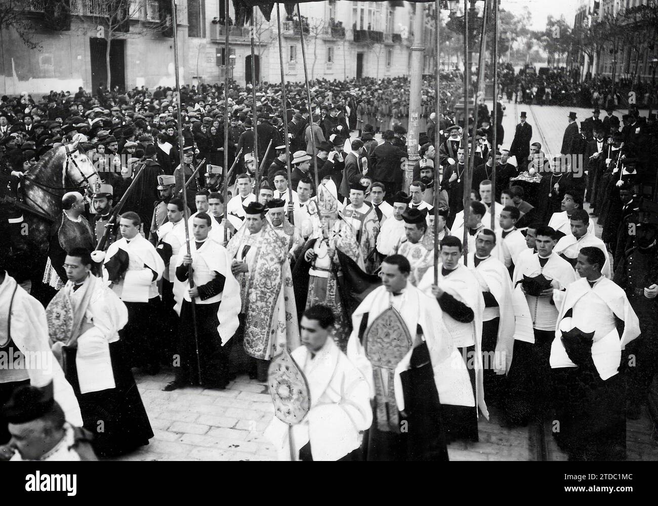 02/28/1917. Le nouvel archevêque de Valence. Le prélat M. Salvador y Barrera (X), après s'être investi à l'autel de la Plaza de Tetuán, se dirige sous un auvent dans la ville. Crédit : Album / Archivo ABC / Vicente Barbera Masip Banque D'Images