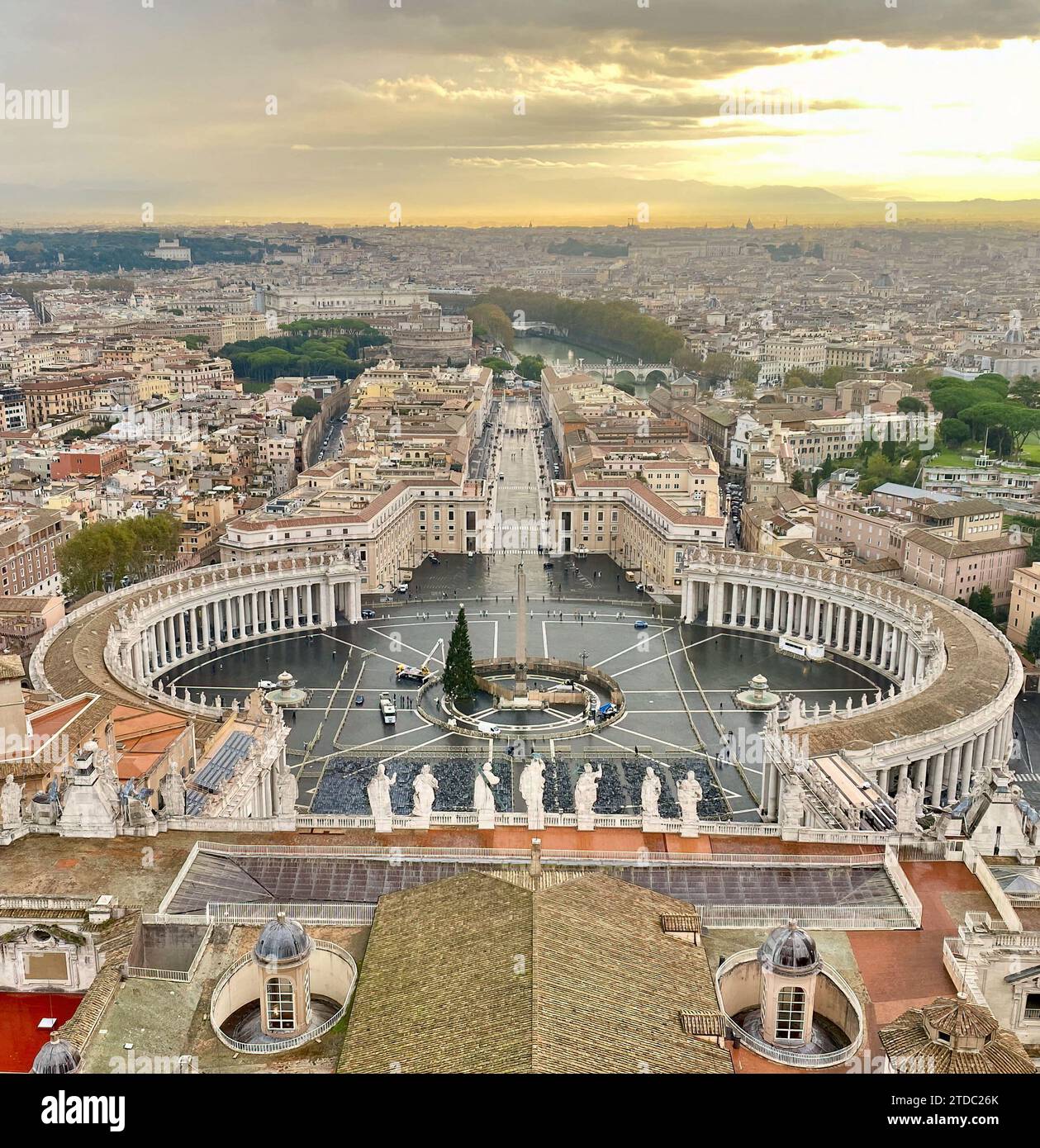 Place St Peters au Vatican et vue de la Cité du Vatican depuis le dessus de la basilique au lever du soleil Banque D'Images