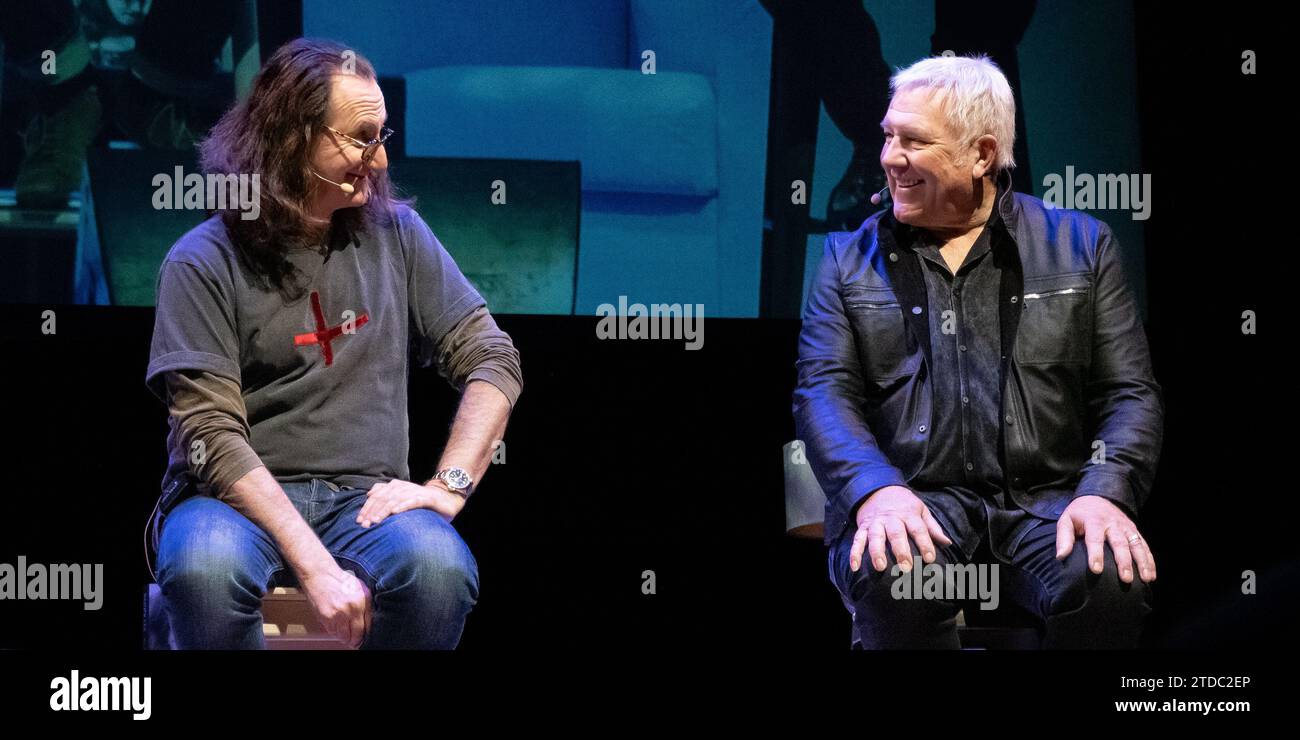 Geddy Lee et Alex Lifeson de Rush lors de l'événement du livre le 17 décembre 2023 Banque D'Images