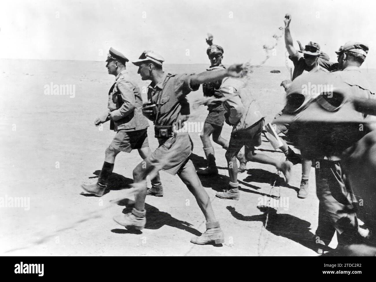 Égypte, 1942. La Seconde Guerre mondiale Le maréchal Rommel passe en revue personnellement la première ligne défensive de ses troupes dans le secteur d'El Alamein. Crédit : Album / Archivo ABC / Transocean,Gesellschaft Banque D'Images