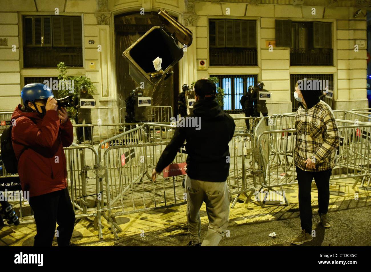 Barcelone, 02/21/2021. Sixième nuit d'émeutes dans la manifestation contre l'emprisonnement du rappeur Pablo Hasel. Photo : PEP Dalmau. ARCHDC. Crédit : Album / Archivo ABC / PEP Dalmau Banque D'Images