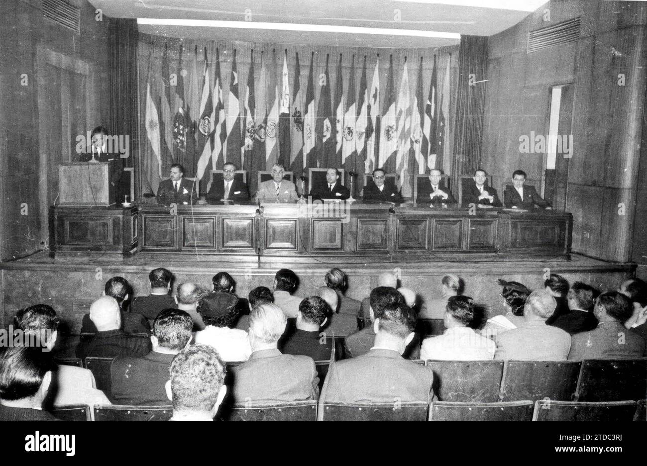 12/31/1955. Séminaire ibéro-américain sur l ' enseignement technique présidé par le Ministre de l ' éducation nationale, dans la salle de réunion de l ' Institut culturel de Hispánica. Crédit : Album / Archivo ABC / Manuel Sanz Bermejo Banque D'Images