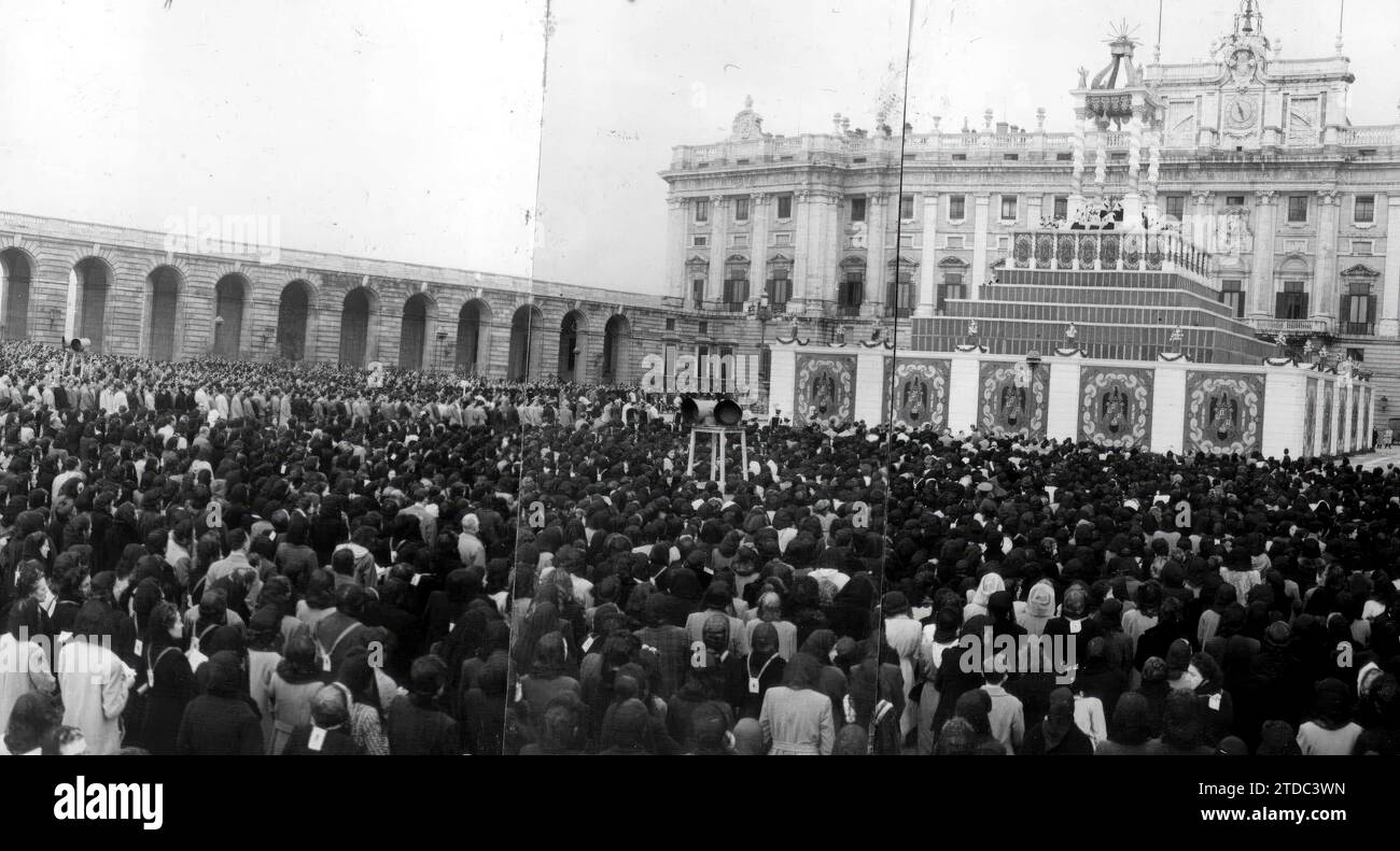11/17/1945. Concentration sur la Plaza de la Armeria à l'occasion du message de Pie XII pour le centenaire de l'apostolat de la prière. Crédit : Album / Archivo ABC / Manuel Sanz Bermejo Banque D'Images