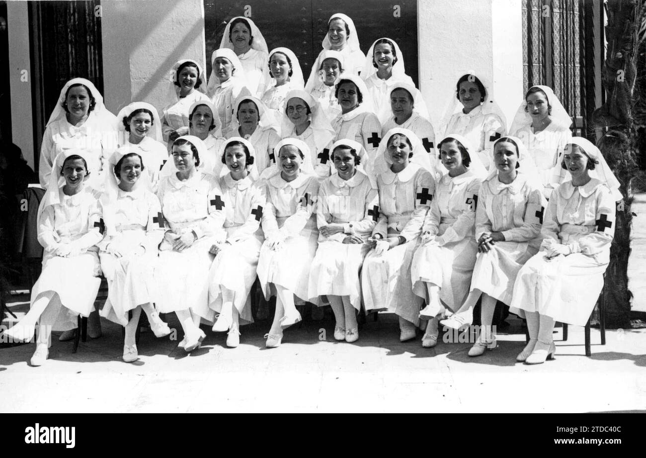 02/29/1936. Groupe de dames qui ont été imposées avec des bracelets de la Croix-Rouge, à Valence. Crédit : Album / Archivo ABC / Desfilis Banque D'Images