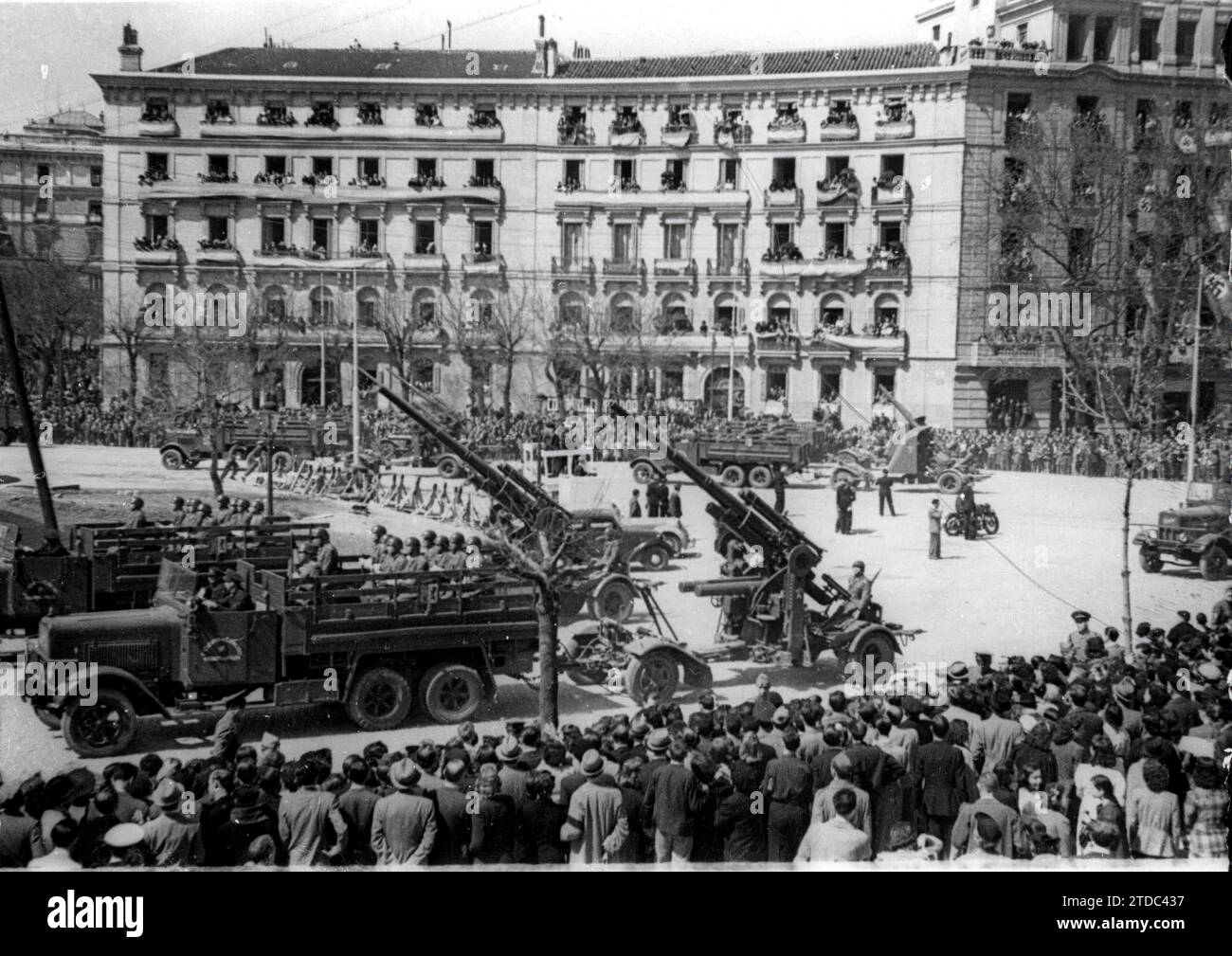01/31/1942. Artillerie antiaérienne passant par la Plaza de Colón. Crédit : Album / Archivo ABC / José Zegri Banque D'Images