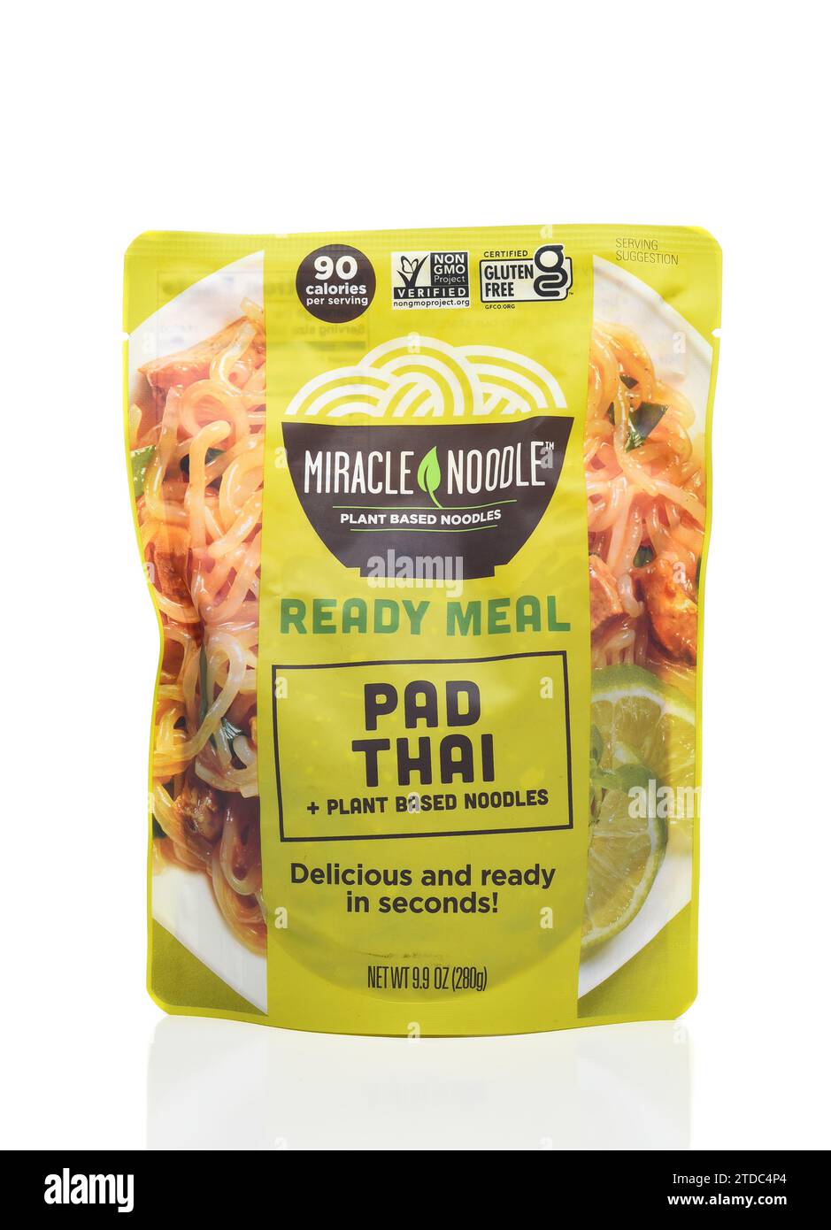 IRVINE, CALIFORNIE - 13 décembre 2023 : un paquet de Miracle Noodle Pad Thai, fait avec des nouilles à base de plantes. Banque D'Images IRVINE, CALIFORNIE - 13 décembre 2023 : un paquet de Miracle Noodle Pad Thai, fait avec des nouilles à base de plantes. Banque D'Images