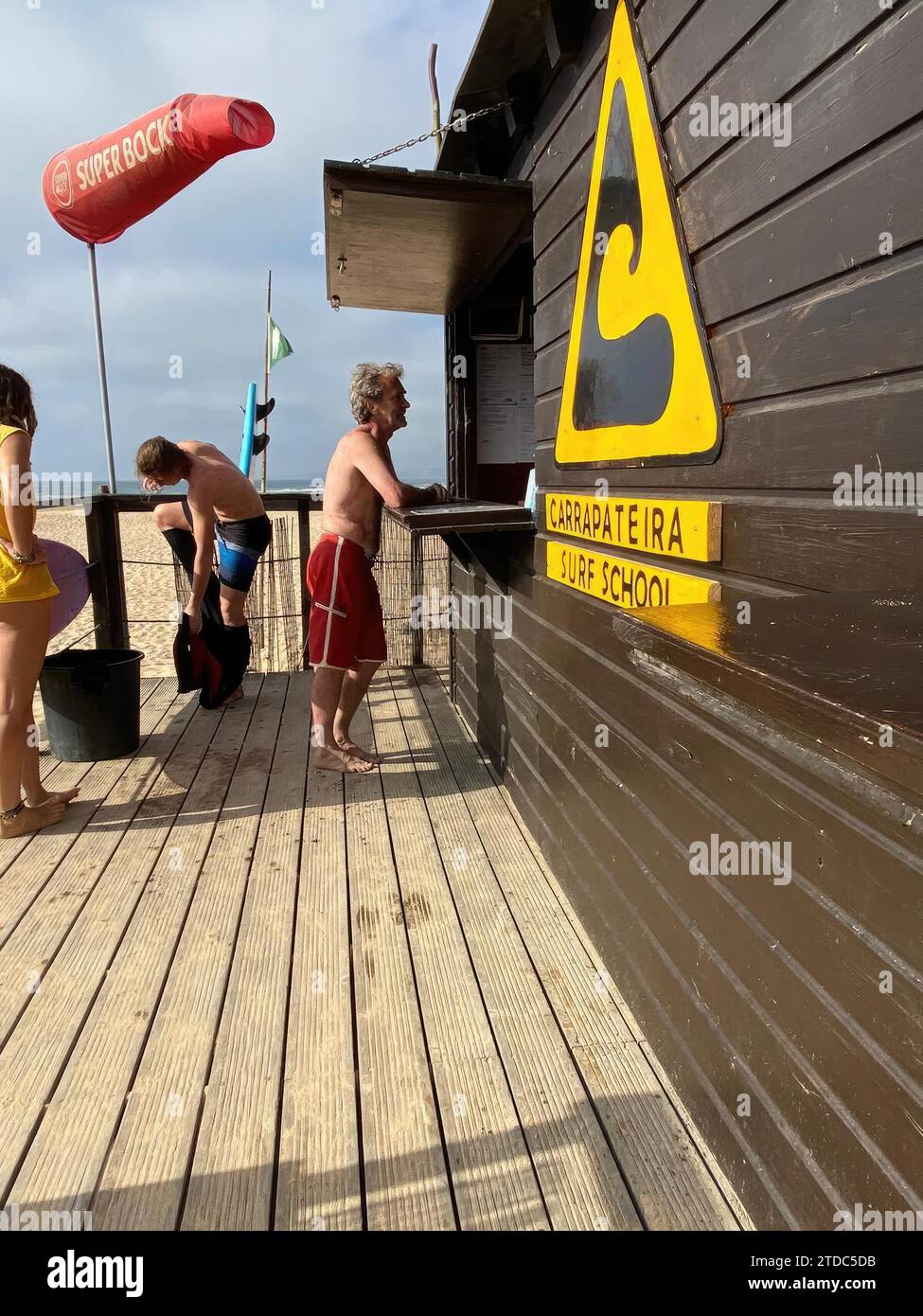 Carrapateira (Algarve, Portugal), 07/18/2020. Fernando Simón parle sans masque avec le commis d'un établissement de surf. Crédit : Album / Archivo ABC Banque D'Images