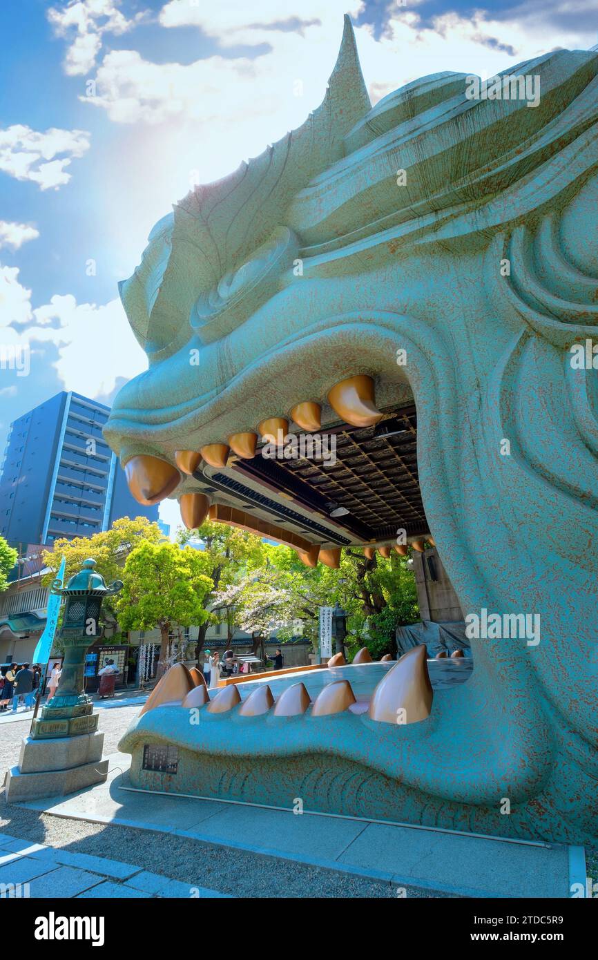 Namba Yasaka-jinja l'un des lieux de culte les plus distinctifs d'Osaka avec un gigantesque bâtiment en forme de tête de lion avec une énorme bouche ouverte qui avale le mal sp Banque D'Images