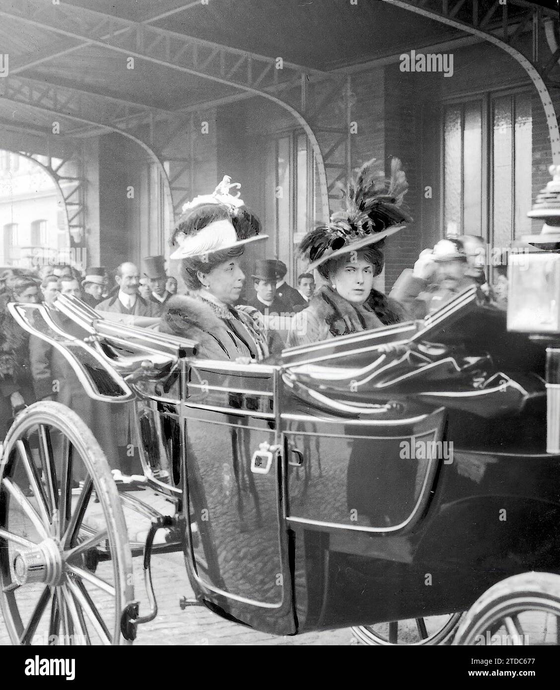 03/04/1908. Madrid. Retour des Rois. Mm SS. Les reines Doña Victoria et Doña Cristina dans leur voiture en quittant la station Mediodia. Crédit : Album / Archivo ABC Banque D'Images