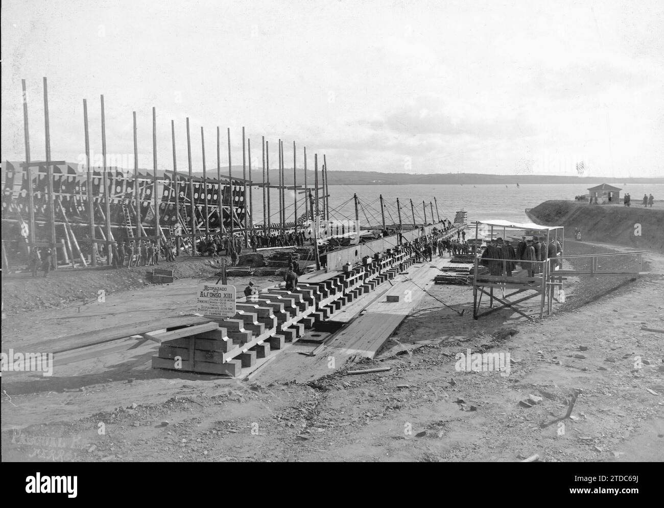 01/31/1910. Dans l'arsenal Ferrol. Pose de la quille du cuirassé 'Alfonso XIII', sur la gauche vous pouvez voir le cuirassé 'España' en construction. Crédit : Album / Archivo ABC / Rey Banque D'Images