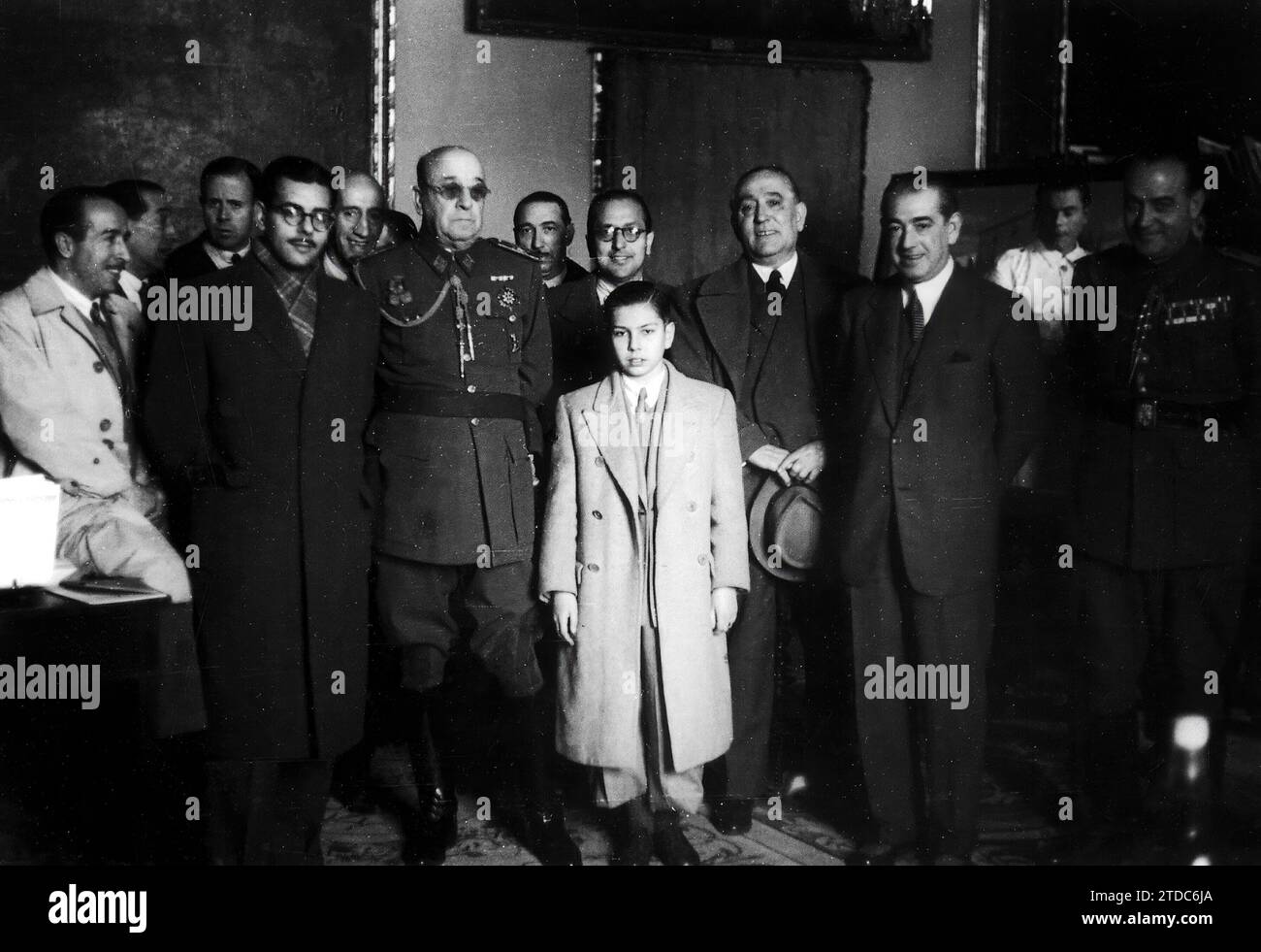 Madrid. 02/08/1946. Les joueurs d'échecs Arturo Pomar (14 ans) et Medina, qui ont participé au Championnat d'échecs organisé par la Sunday Chronicle à Londres, sont reçus au Palacio de Oriente par le Lieutenant général Moscardó, délégué national aux sports. Crédit : Album / Archivo ABC / Manuel Sanz Bermejo Banque D'Images