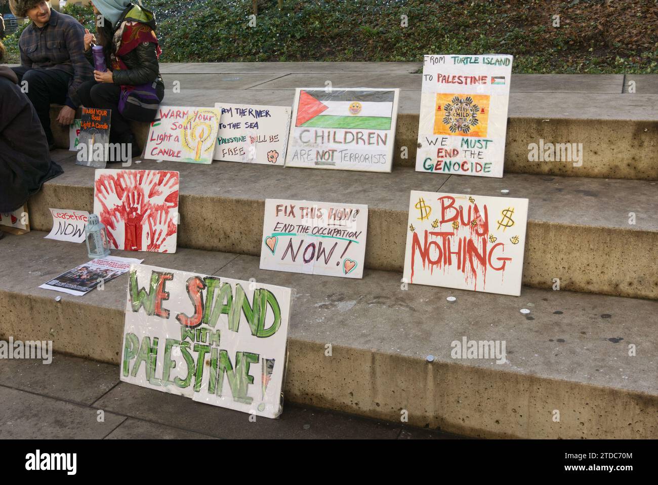 Manifestants pro-palestiniens et panneaux de protestation à Robson Square dans le centre-ville de Vancouver, Colombie-Britannique, Canada, pendant le conflit entre Israël et le Hamas en 2023 Banque D'Images