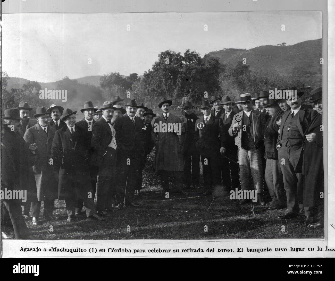 12/31/1966. Fête champêtre pour Machaquito à Cordoue.- les anciens toreros Rafael Gonzalez (Machaquito) (1) et Rafael Guerra (Guerrita) (2) avec leurs amis qui lui ont donné un banquet dans sa ferme pour célébrer sa retraite de la tauromachie.- PHOTO MONTILLA.-. Crédit : Album / Archivo ABC / José Montilla Banque D'Images