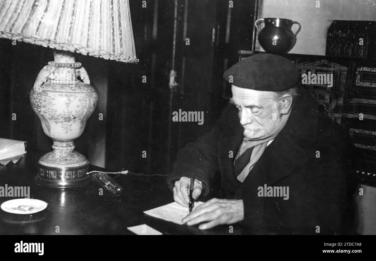 12/21/1951. Pio Baroja dans son bureau. Crédit : Album / Archivo ABC Banque D'Images