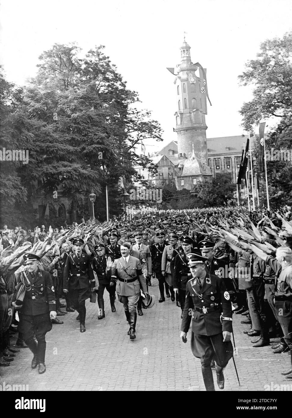 06/30/1936. À l'occasion du 10e anniversaire de la première Assemblée du Parti national-socialiste, un important festival militaire a eu lieu à Weimar avec un défilé historique, auquel ont participé tous ceux qui ont formé le parti en 1926. Avant la parade, présidée par Hitler, il avait assisté à la pose de la première pierre de l'édifice que l'entité politique précitée se propose de construire sur la place Führer. Notre photographie représente Hitler avec son entourage se dirigeant vers le château de Weimar, où une réception officielle a eu lieu plus tard. (Photo Ortiz) DATE APPROXIMATIVE. Crédit : Album / Archivo Banque D'Images