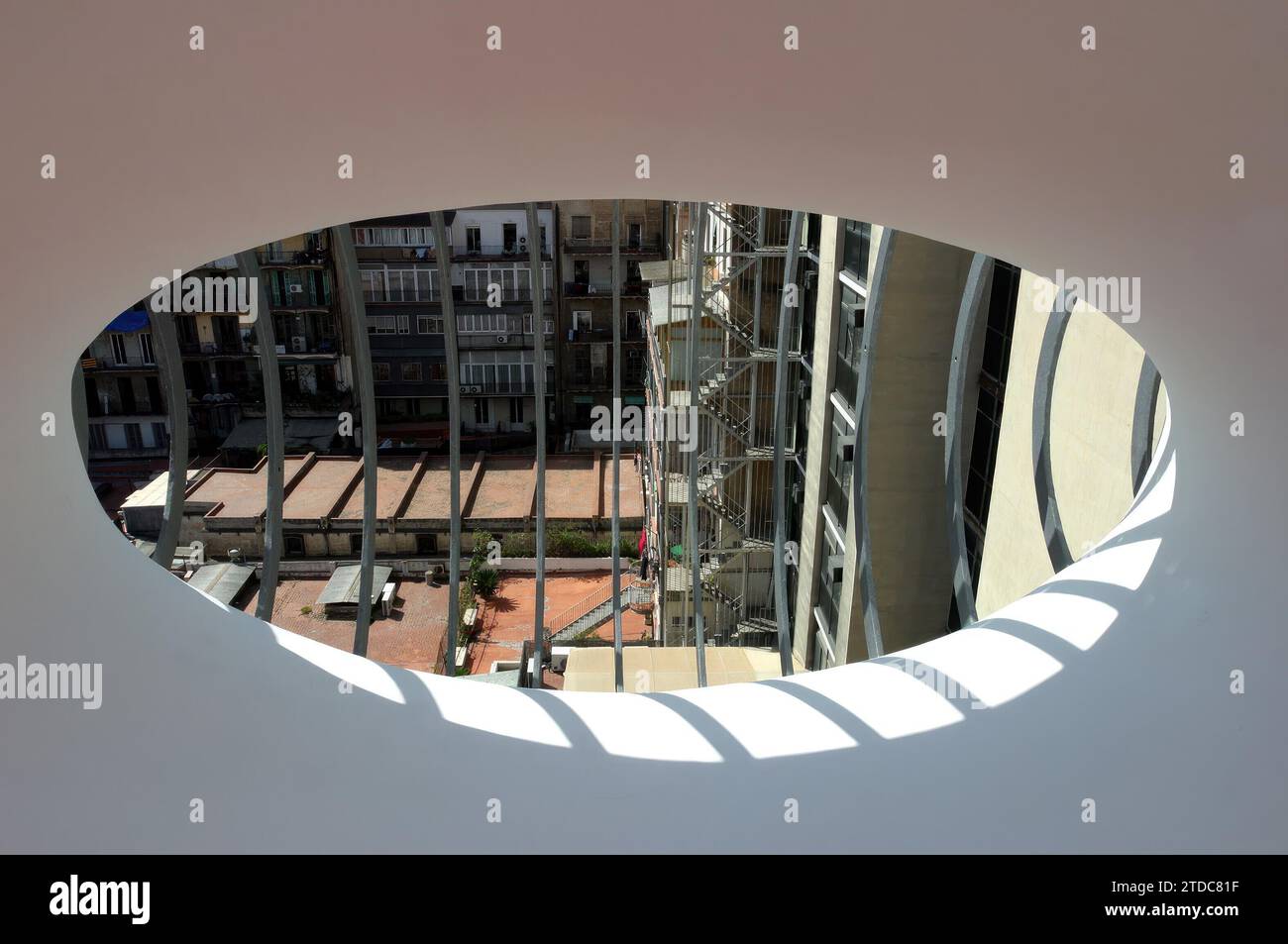 03/23/2004. BARCELONE, 03/24/04.. Casa Batlló, l'un des chefs-d'œuvre du modernisme et peut-être le joyau architectural qui résume le mieux la splendeur, la fantaisie et le génie de l'architecte Antoni Gaudí, un espace qui, avec les greniers, et les patios de lumières, seront ouverts au public, pour la première fois, pour célébrer le centenaire du bâtiment emblématique sur le Paseo de Gracia....PHOTO YOLANDA CARDO....ARCHDC....IMAGE NUMÉRIQUE. Crédit : Album / Archivo ABC / Yolanda Cardo Banque D'Images