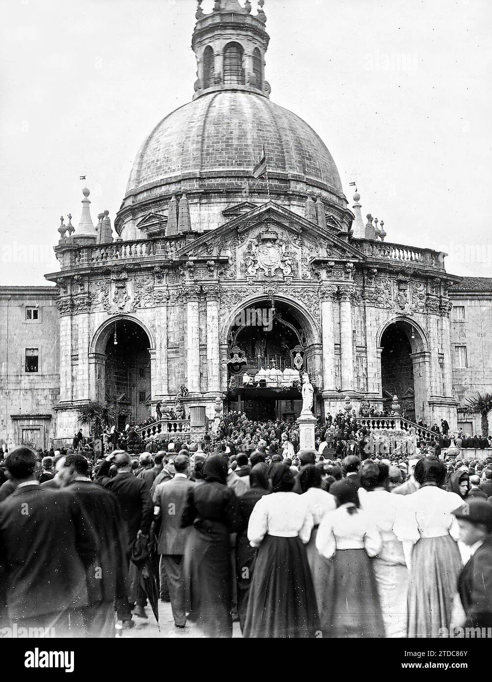 09/02/1908. Guipuzcoa. Azpeitia. Le pèlerinage à Loyola. Les pèlerins entendant la messe pontificale célébrée dans l'atrium du Sanctuaire. Photo : Alvarez. Crédit : Album / Archivo ABC Banque D'Images