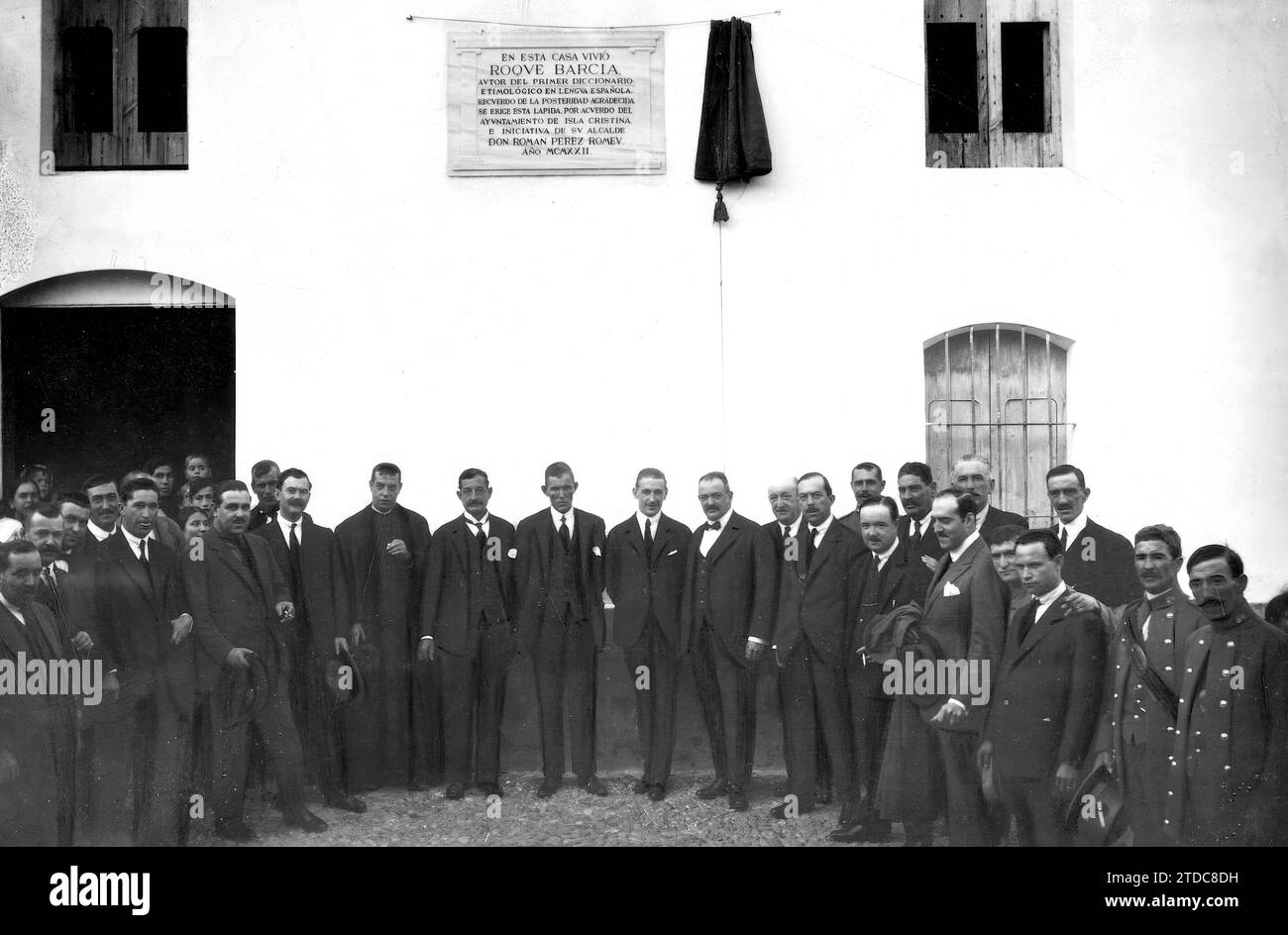 11/08/1922. Île Cristina (Huelva). Découverte d'une pierre tombale. Le maire, les commissions et les invités à la découverte de la pierre tombale commémorative de l’illustre philologue Roque García, placée dans la maison où je vis. Crédit : Album / Archivo ABC / Salcedo Banque D'Images