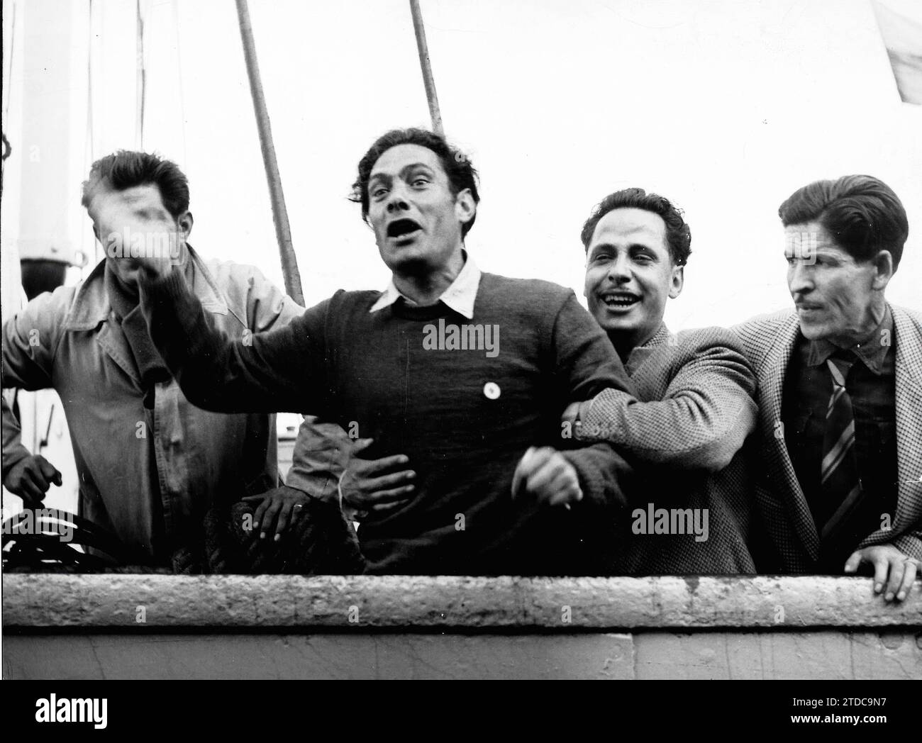 04/01/1954. Les rapatriés de Russie de la division bleue arrivent à Barcelone. Depuis le pont des 'Semiramis', ils saluent joyeusement. Crédit : Album / Archivo ABC Banque D'Images