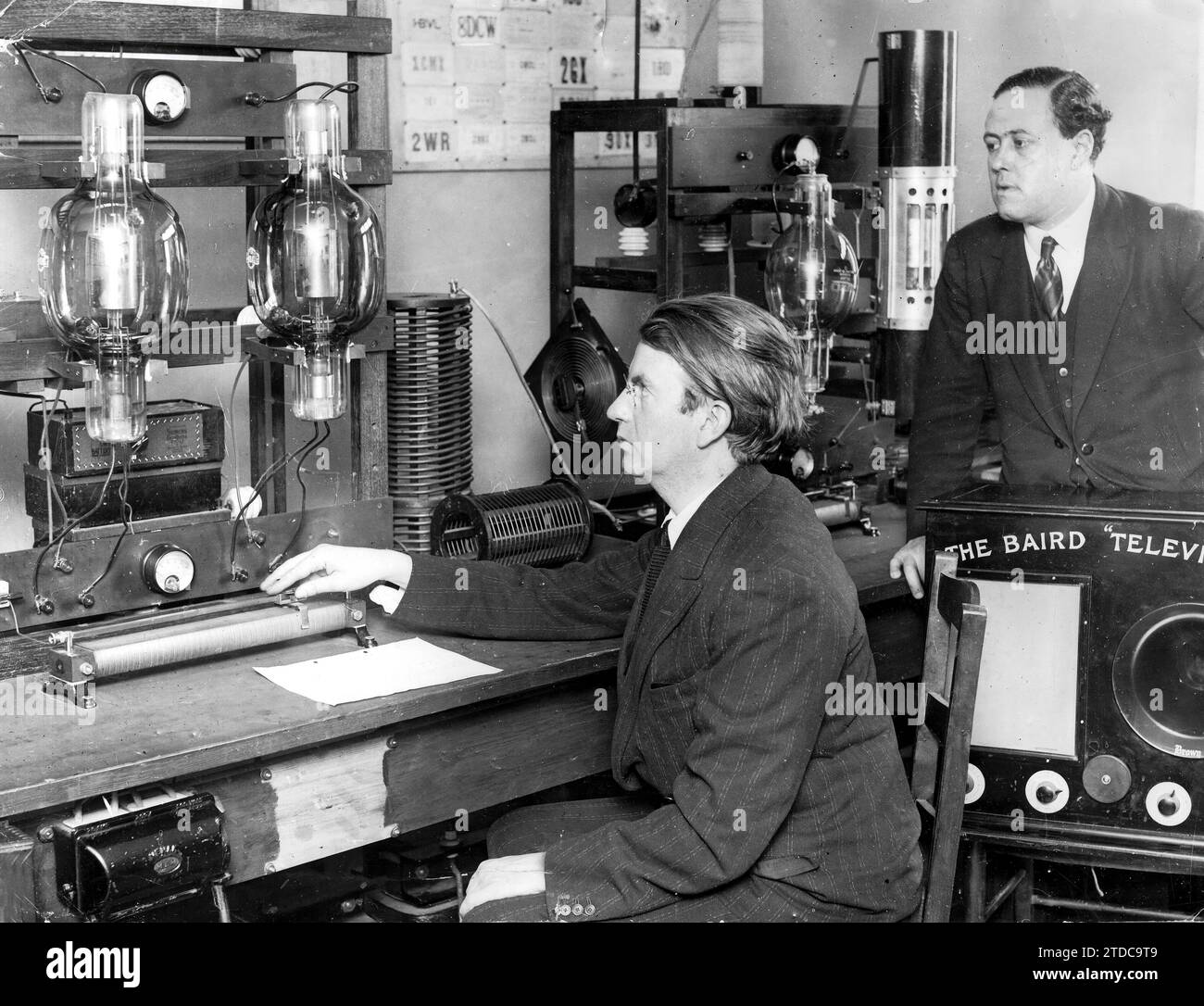 Londres (Royaume-Uni), 1927. L'ingénieur John Baird à sa station de télévision transatlantique, faisant des tests pour améliorer son invention. Crédit : Album / Archivo ABC / Photopress Banque D'Images