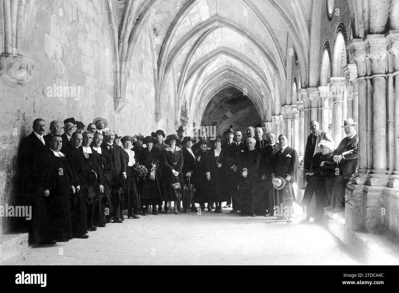 05/06/1920. Tarragone. Congrès de l'alliance française. Groupe de membres du Congrès accompagnés de M. Paul Larre, représentant du Ministre de l’instruction publique de France, lors de leur visite à la Basilique Cathédrale. Crédit : Album / Archivo ABC / Joaquín Vallvé Banque D'Images